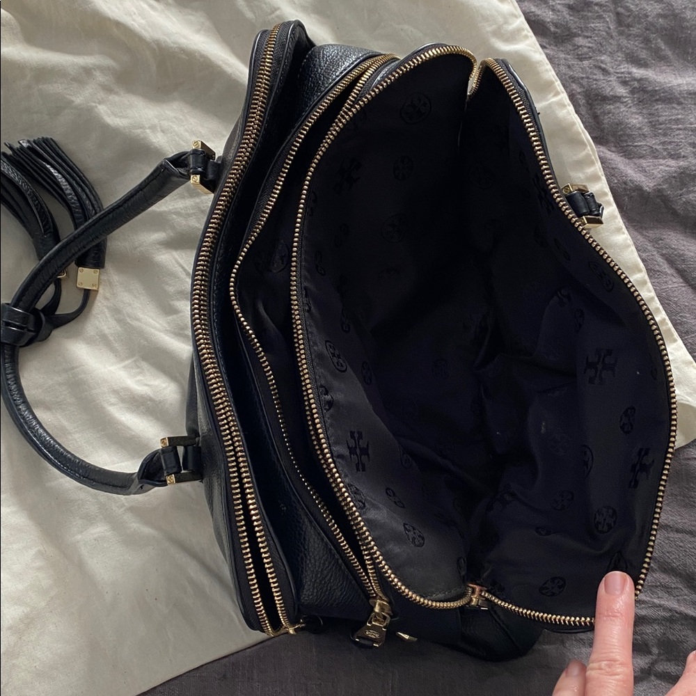 Tory Burch- Black Leather Handbag with gold hardware and tassels embossed logo - Picture 16 of 17